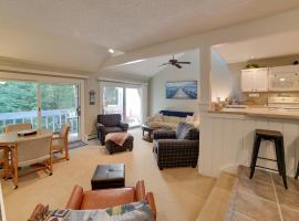 Harbor Springs Condo with Fireplace Near Skiing!, Hotel in Harbor Springs