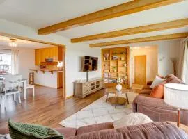 Sip, Fish, Golf and Hike Group-Friendly Quincy Home