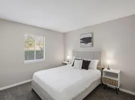 Modern 2BR Retreat Near Stone Mountain