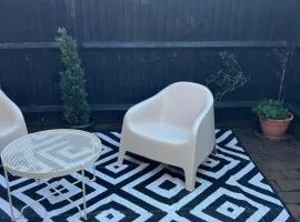 Gatwick 1 Bed Flat With Parking and Garden