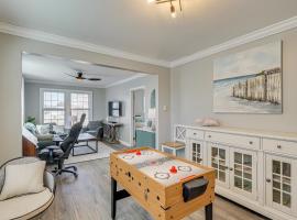 Walk to Broadkill Beach Sleek Family Home with Deck, hotel a Milton