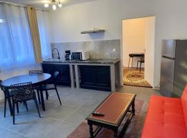 RDC, calme, centre ville, 3 personnes, cour, Solesmes appart 2 โรงแรมในSolesmes