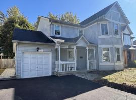 Lake Simcoe 4 Bedroom Family Home Ideal Toronto Area Retreat, hotel din Innisfil