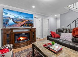 Modern Family Gateway 2-duplexes by YDSH GuestMind, hotel i Olathe