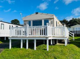 3 Bedroom Caravan CW44, Whitecliff Bay, Dog Friendly, viešbutis mieste Bembridžas