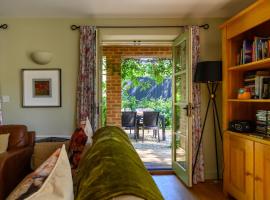Cosy Cotswold Lodge by Your Home Here - ideal for families, log-burner, spa, private parking, EV Hookup included and heated swimming pools, spa-hotelli kohteessa Ashton Keynes