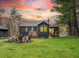 Charcoal Chalet by AvantStay A Design w Firepit