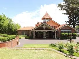 Grand Sydney Castle Home, Business Conference, Work Stay, Family Reunion Sleeps 25 plus