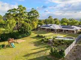 Coastview Manor - Pool Coastal & Hinterland Views