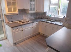Amazing 4 bed house- Feltham, London, Heathrow, hotel a Feltham