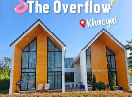 บ้านพูลวิลล่าเขาใหญ่ The Overflow, готель у місті Wangkata
