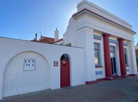 The Merredin Treasury, Heritage House, sleeps 9, hotel en Merredin