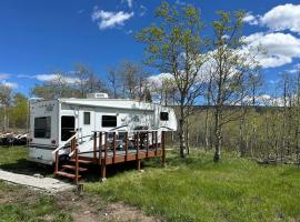 Glacier Borealis - 27’ Glamping Trailer by Glacier, hotel i Babb