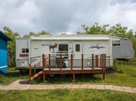 Glacier Vista - 30’ Glamper Trailer near Glacier, hotel i Babb