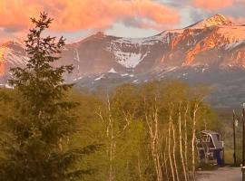 Glacier Summit-Spacious Modern Villa Near Glacier Park Part of Glacier Ridge Vacation Rental Collection, hotel i Babb