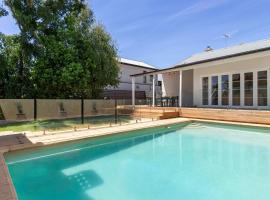 Victorian Villa with Pool near CBD โรงแรมในEvandale