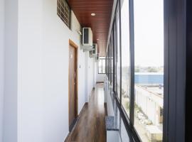 Hotel O by OYO RAHUL SERVICE APPARTMENT 2: Māharjhari şehrinde bir otel