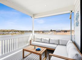 Cross River Retreat - 75 Marina Way, Mannum Waters، فندق في مانّوم