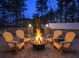 Luxury Villa with Hot Tub, Two Fire Pits, King Bed Suite, Game Room & Fenced Yard, spaahotell sihtkohas East Stroudsburg