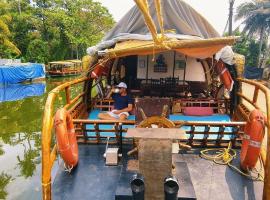 Aura Houseboats, hotel di Jāmb