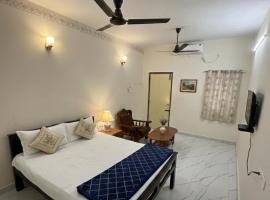 AARA Residency - G, hotelli, jossa on pys&auml;k&ouml;intimahdollisuus kohteessa Puducherry Airpoert