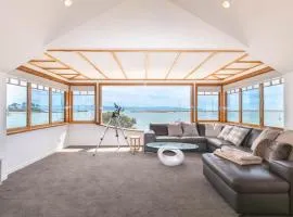 Nelson Harbour Light Waterfront Apartment