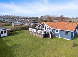 Summer House With Sauna Near Følle Strand, hotel i Rønde