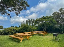 애월 오션뷰 초대형 독채 - 방9개 - 30인 식탁, 넓은 잔디마당 바베큐 워크숍,대가족, hotel di Changjŏn-ni