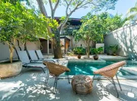 Welcome to Paradise - Luxurious 2 Bedroom Oasis with Pool and Lush Tropical Garden