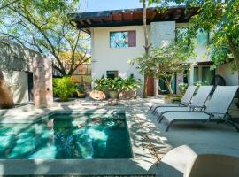 Welcome to Paradise - Luxurious Studio Oasis "Urania" with Pool and Lush Tropical Gardens, hotel i Sayulita