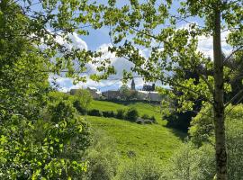 Maison de village, Route des lacs โรงแรมในLe Bez