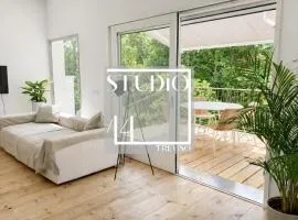 STUDIO 14 - apt design con terrazza sul fiume - 2 biciclette incluse - vicino al centro