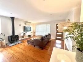 500m to Davies Bay - 2BR - Outdoor TV & Spacious Yard