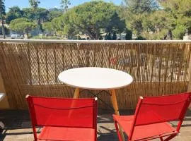Sympathique studio climatisé sur le port de Hyeres