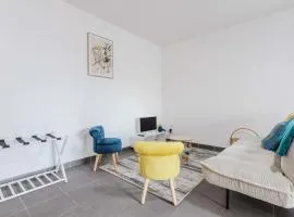 Quiet and bright apartment terrace and private P