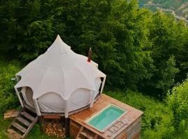 Glamping Tago، فندق في Khulo