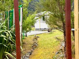 Super 'Cosy' Small Basic Cabin in The Middle of National Park and Mountains but near Road and Railway, Hotel in Otira
