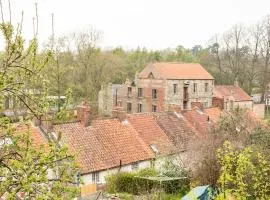 Country Cottage with Steam Railway Views