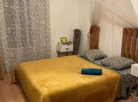 Maison cocooning en campagne provençale, hotel em Thoard