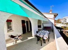 quadrilo FABIOLA CON TERRAZZO, ARIA CONDIZIONATA E VICINO AL MARE