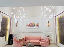 Spectrum mall 1bhk luxurious home, ξενοδοχείο σε Noida