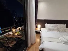 Large 6 Pax Bedroom with 3 Beds and Balcony next to Nana BTS