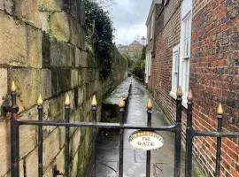 Tower Place Cottage Within the City walls -permit parking available