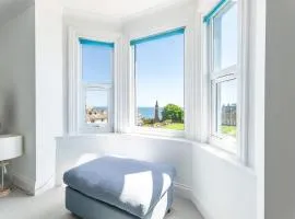 Rooftop Hideaway -Central Coastal Flat - Sea Views
