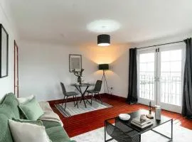 Bright 1 Bed Harbour-side Apartment with Balcony