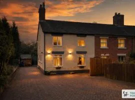 Smithy Bank Cottage - with free parking!