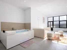 Le Sweet - By BEST KEYS - Suite Design avec Spa Privatif Balnéo - Centre-Ville - Lit Queen Size - Smart TV Netflix - Ambiance Romantique - WiFi Fibre - Check-in Autonome