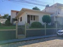 Casa 4 Quartos garagem 3 carros, churrasqueira e ar condicionado,