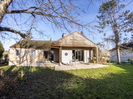 Maison du noyer 100m2 - Piano, Terrasse, Garage - Entre ville et nature, hotel a Dole