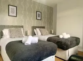 3 BDR Entire Home Sleeps Up to 5 Contractors & Families Long or Short Stay Free WiFi & Parking